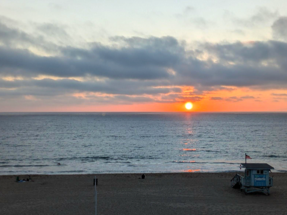 夏のレドンドビーチ。ポキを食べながら夕日を見てのんびり過ごしました。