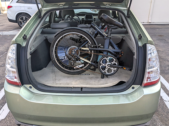 折り畳み自転車もカーゴスペースにすっぽり入ります。出先でサイクリングを楽しんでいます。